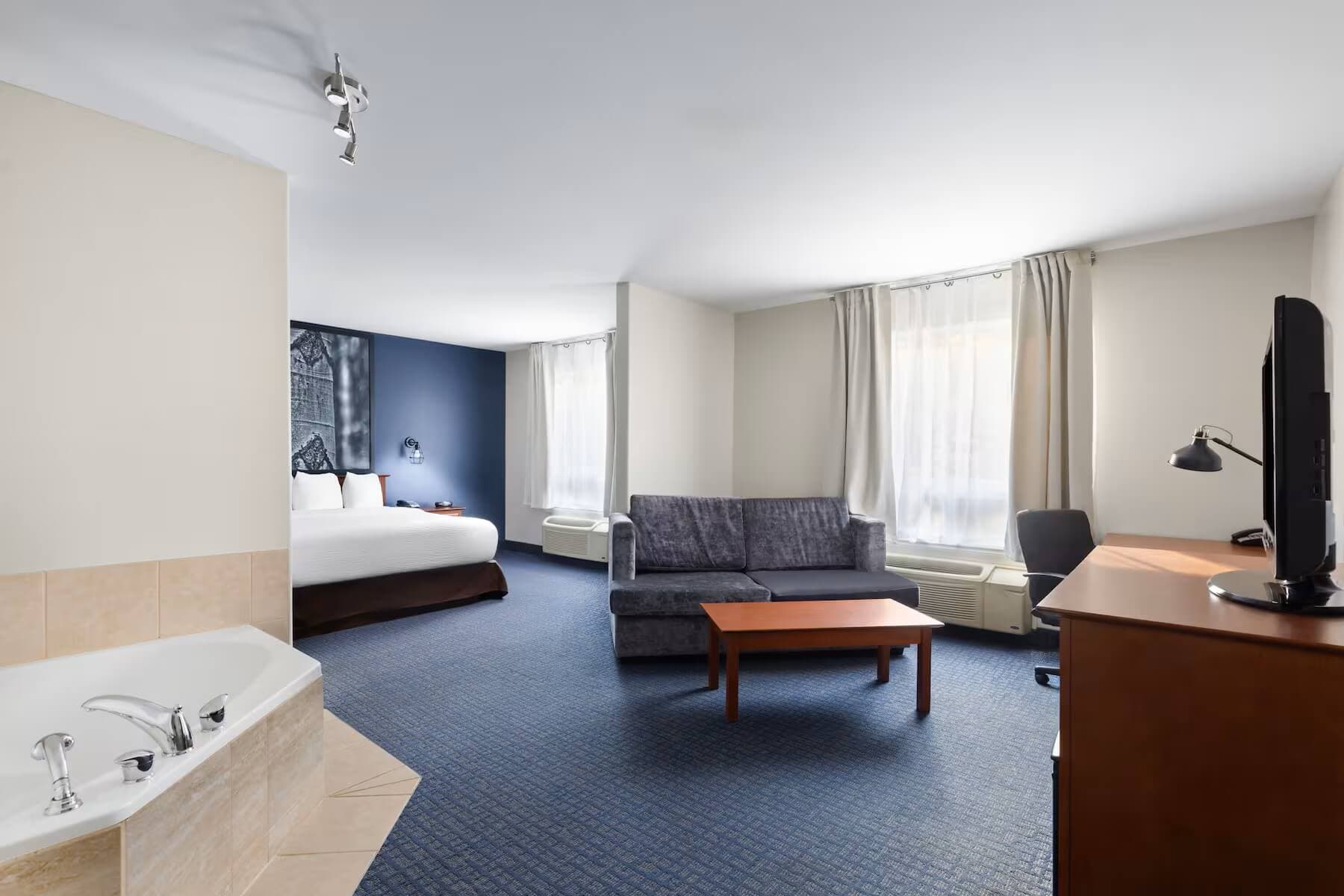 Suite with a private whirlpool at Hotel Terra in Sainte-Agathe-des-Monts